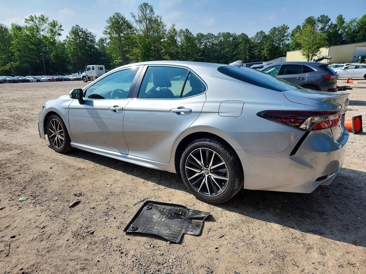 2021 Toyota Camry Se - Фото 2