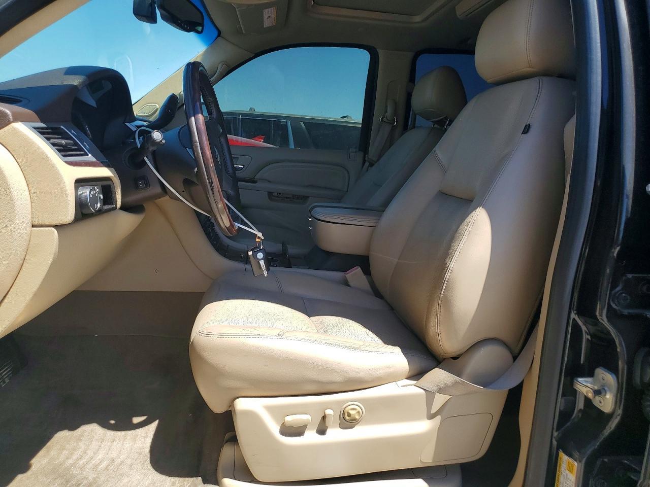 2010 Cadillac Escalade - Image 7