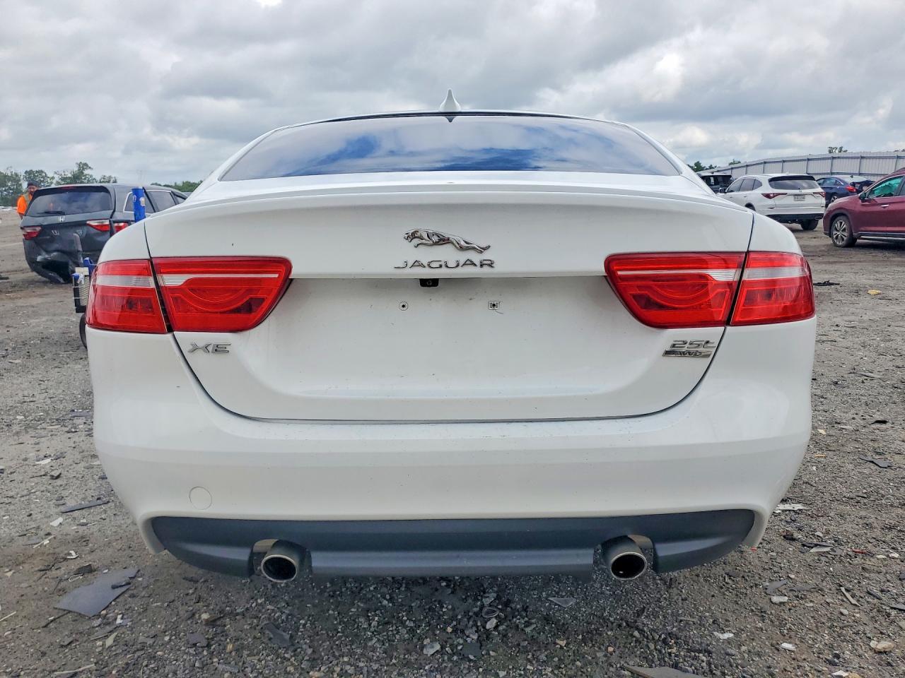 2018 Jaguar Xe Premium - Фото 6
