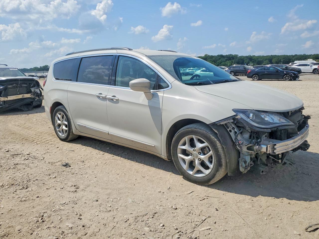 2017 Chrysler Pacifica Touring L - Image 4