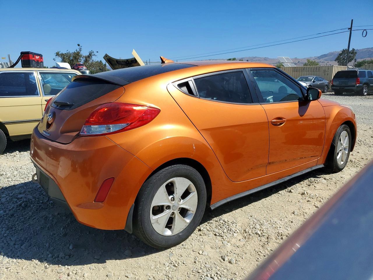 2013 Hyundai Veloster Base - Фото 3