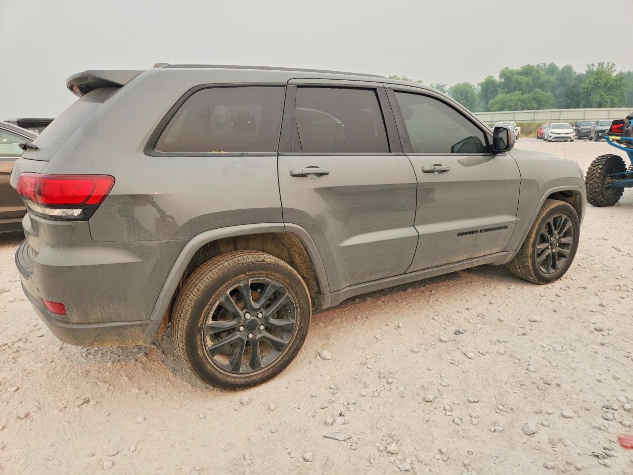 2020 Jeep Grand Cherokee Laredo - Image 3
