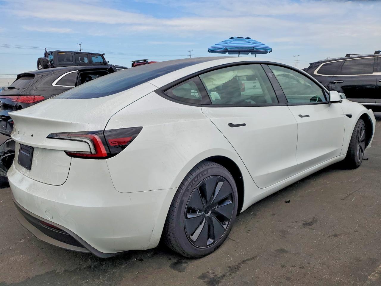 2026 Tesla Model 3 - Фото 3