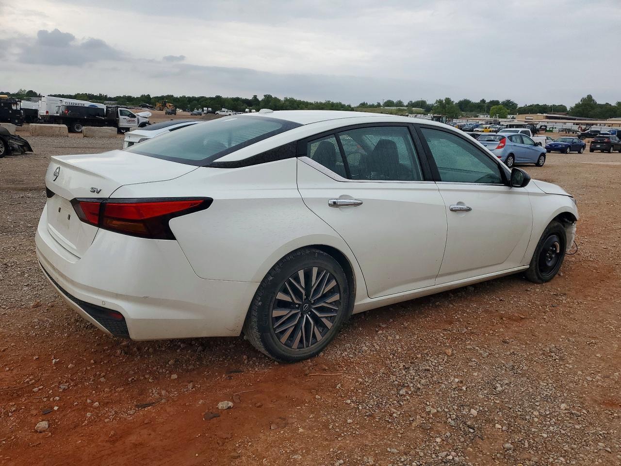 2024 Nissan Altima Sv - Image 3