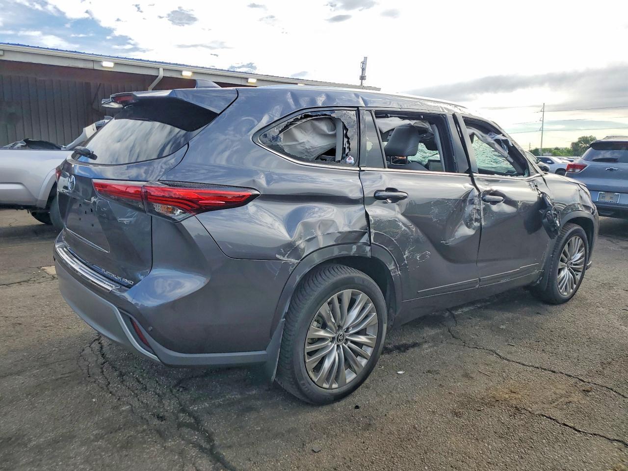 2021 Toyota Highlander Platinum - Фото 3