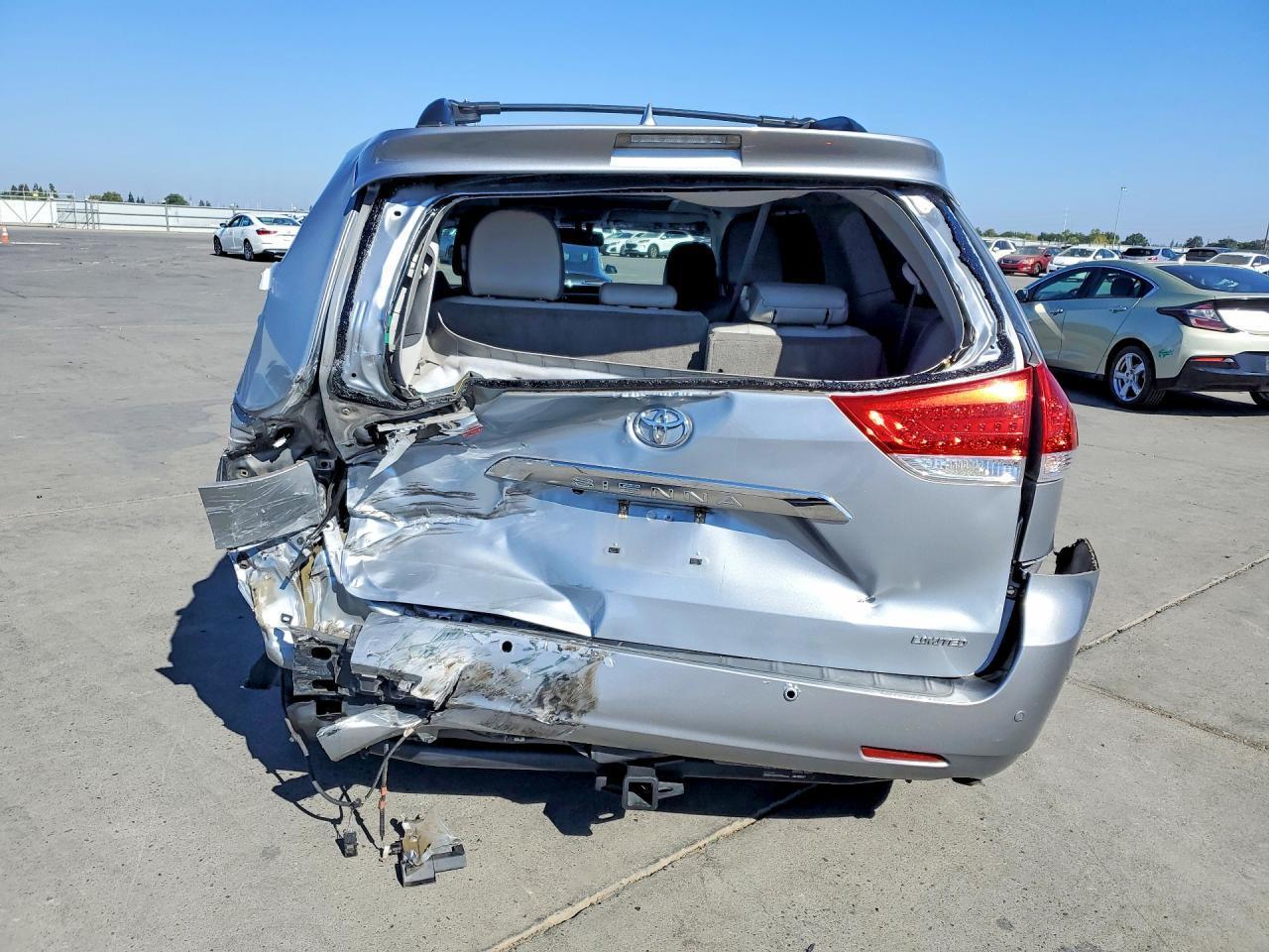 2014 Toyota Sienna Limited 7-Passenger - Image 6