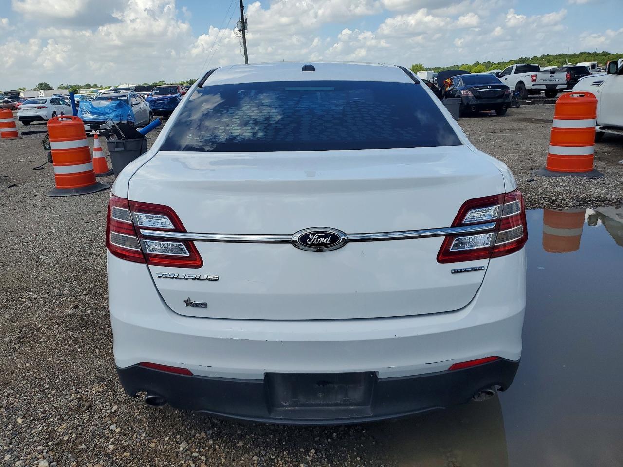 2018 Ford Taurus Se - Image 6