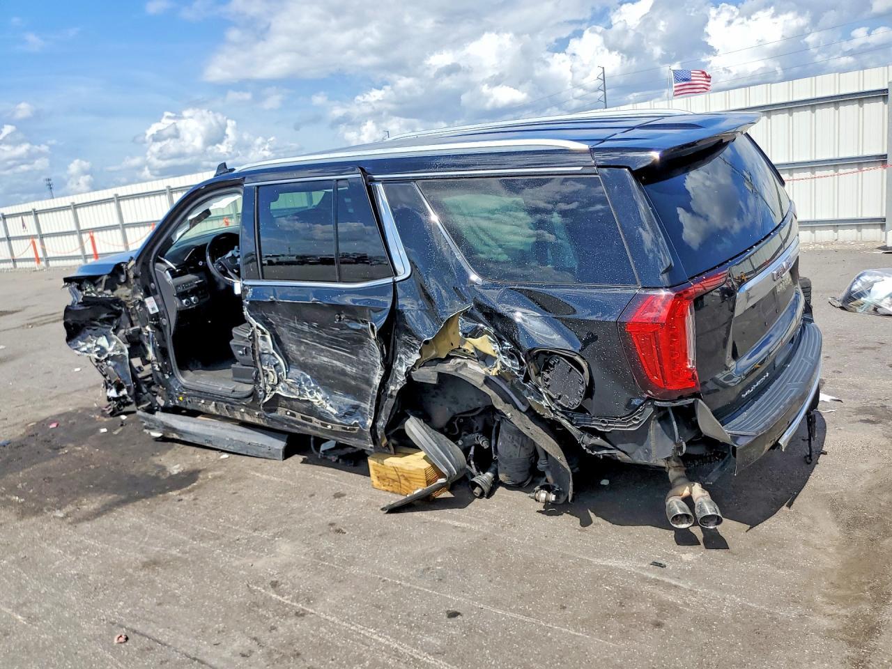 2021 GMC Yukon Denali - Фото 2