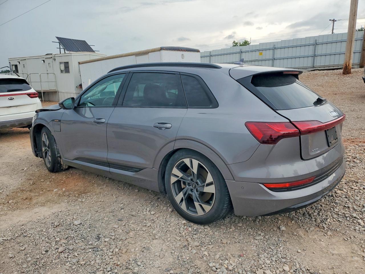 2022 Audi E-Tron Premium - Фото 2