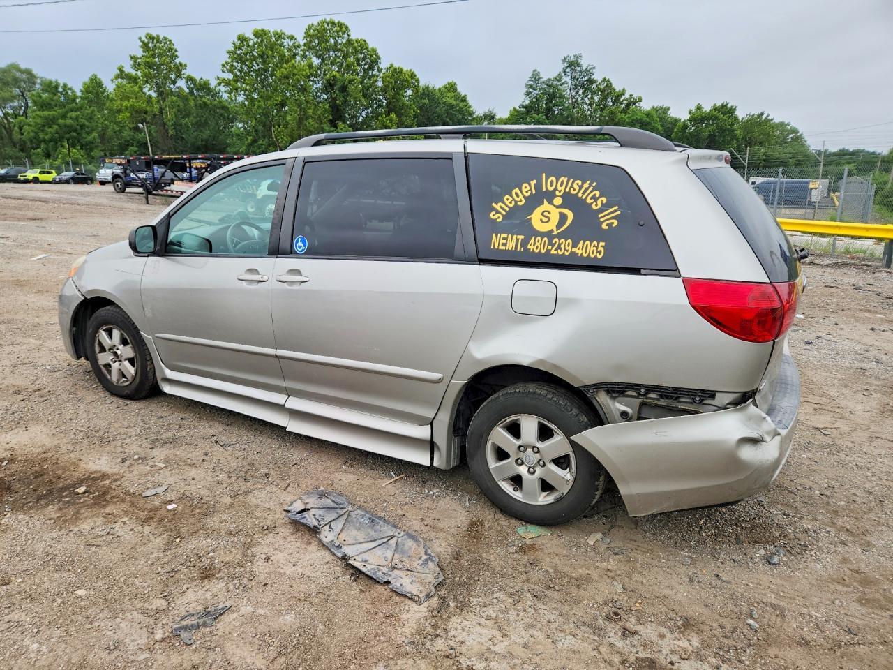 2008 Toyota Sienna Le 8-Passenger - Фото 2