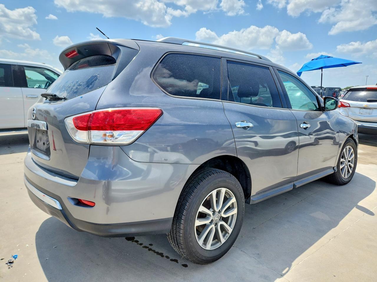 2016 Nissan Pathfinder S - Image 3