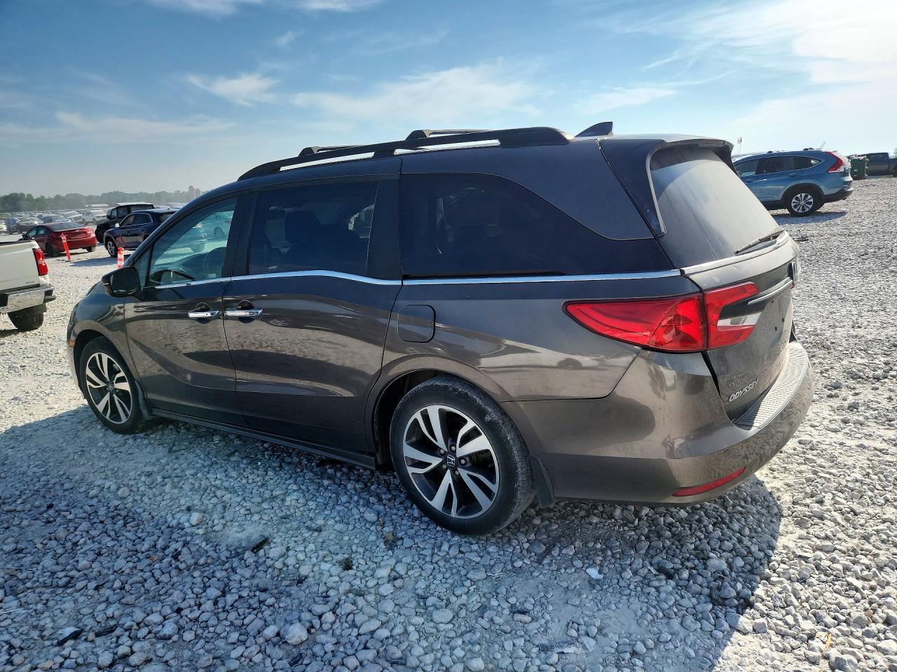 2022 Honda Odyssey Touring - Image 2
