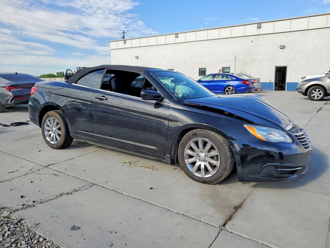 2013 Chrysler 200 Touring - Image 4