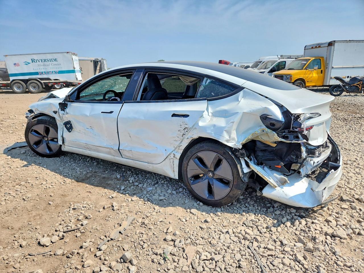 2025 Tesla Model 3 - Фото 2