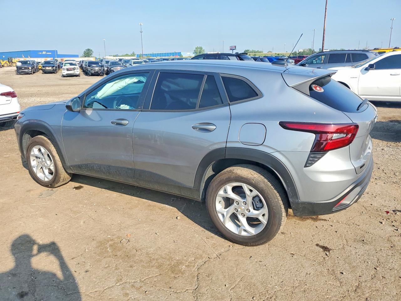 2025 Chevrolet Trax Ls - Фото 2