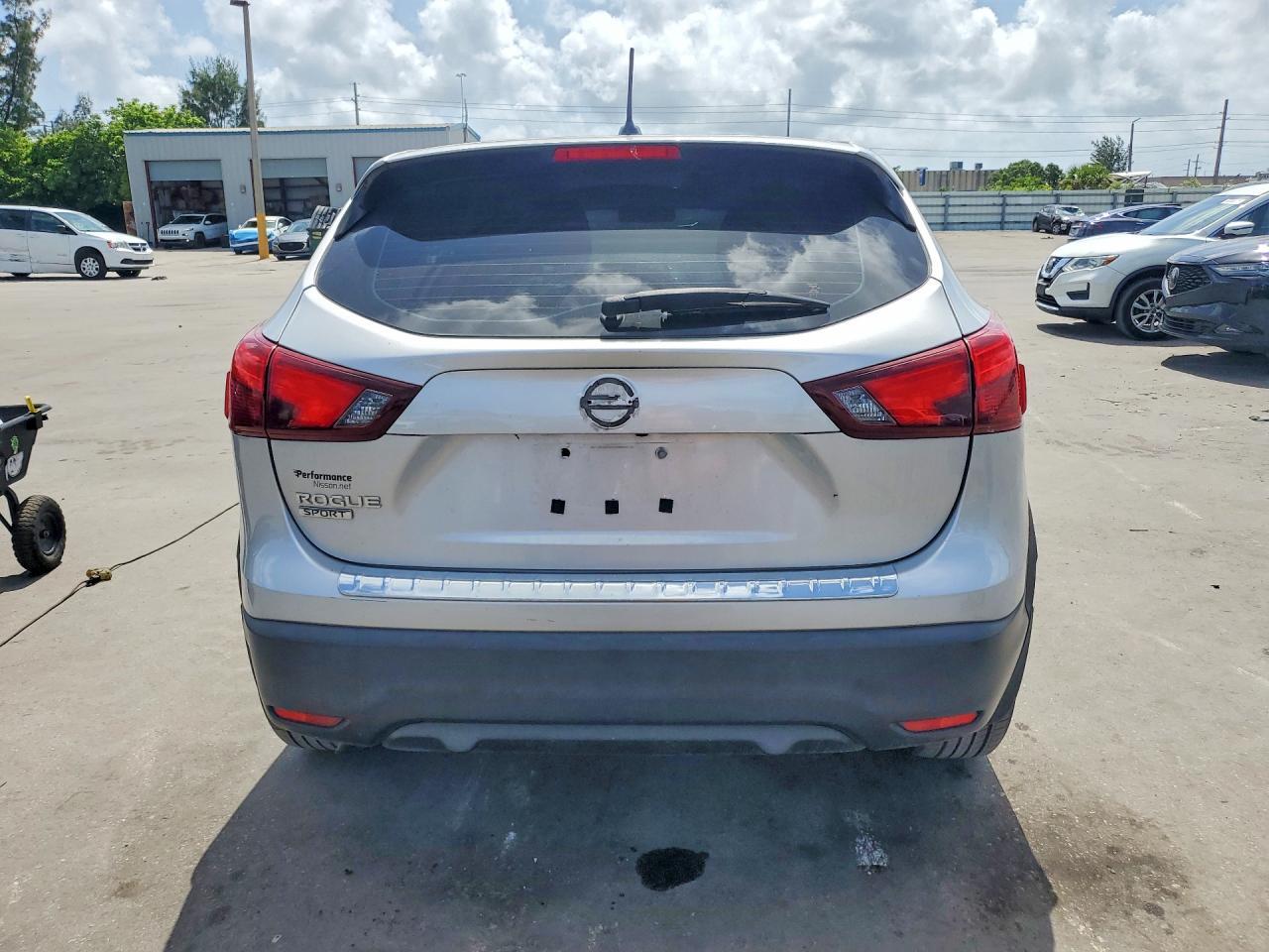 2017 Nissan Rogue Sport S - Image 6
