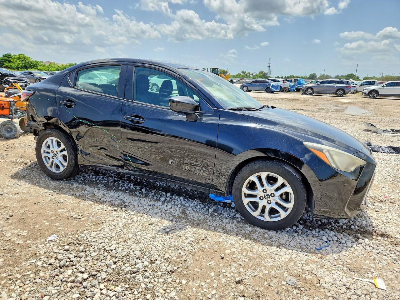 2018 Toyota Yaris Ia Base - Фото 4