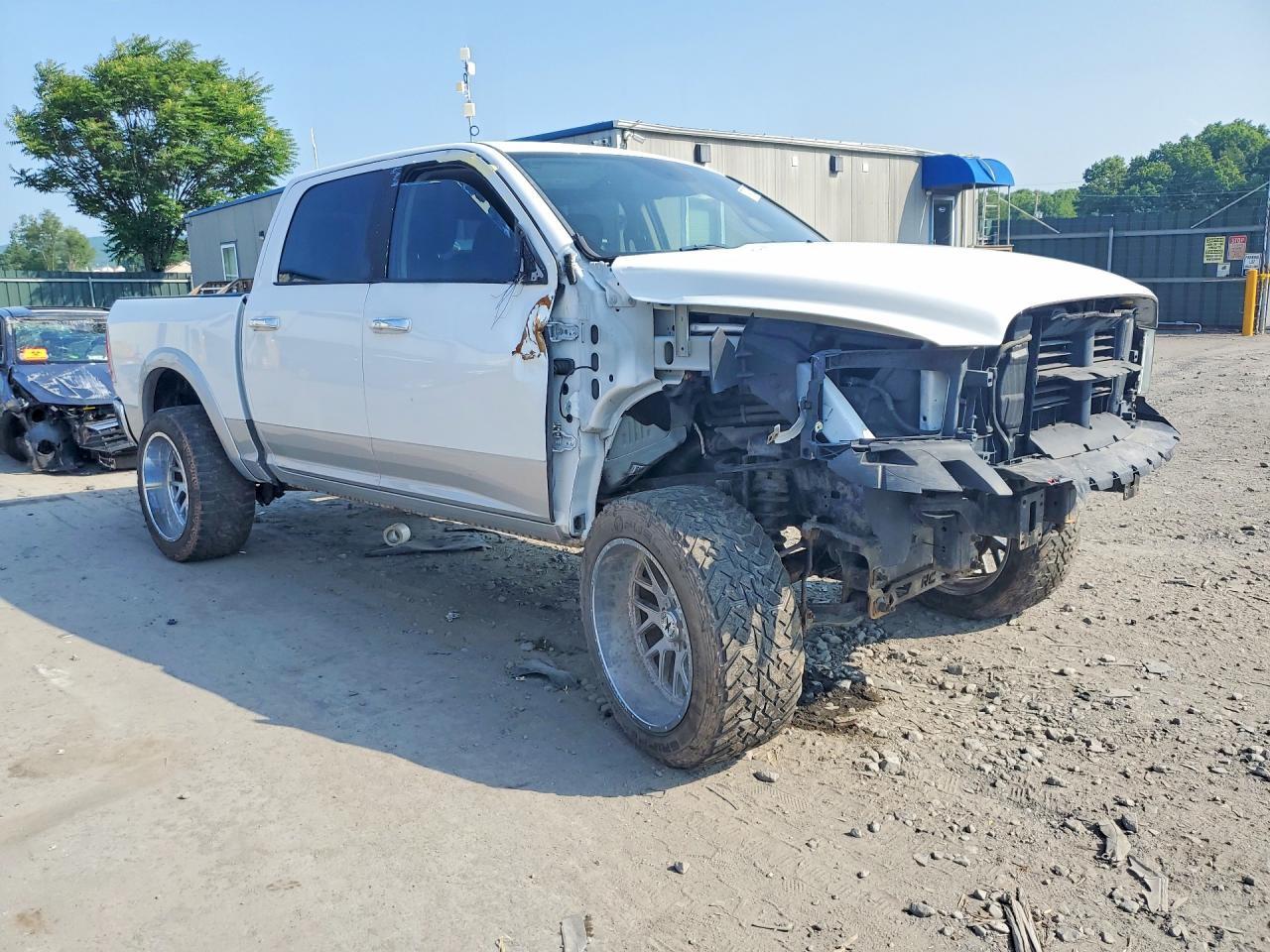 2017 Ram 1500 Laramie - Image 4