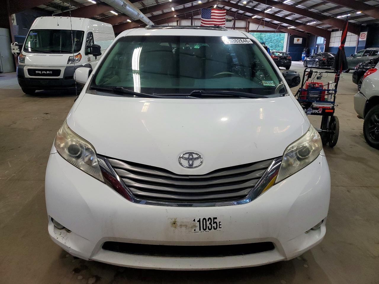 2011 Toyota Sienna Xle 7-Passenger - Image 5