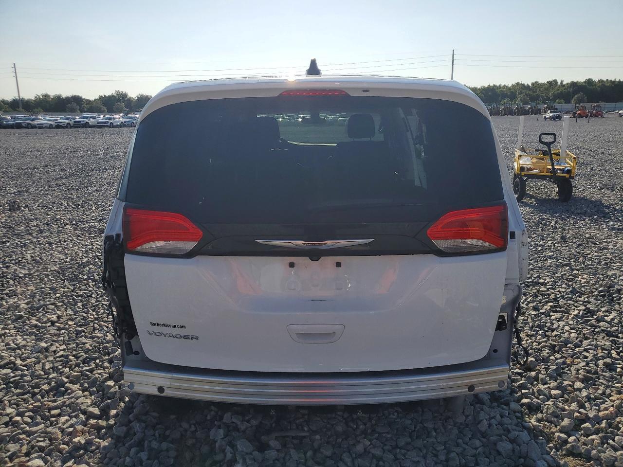2022 Chrysler Voyager Lx - Image 6
