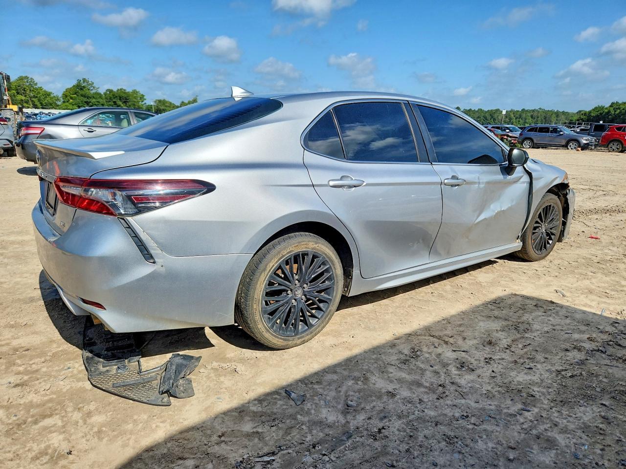 2021 Toyota Camry Se - Фото 3