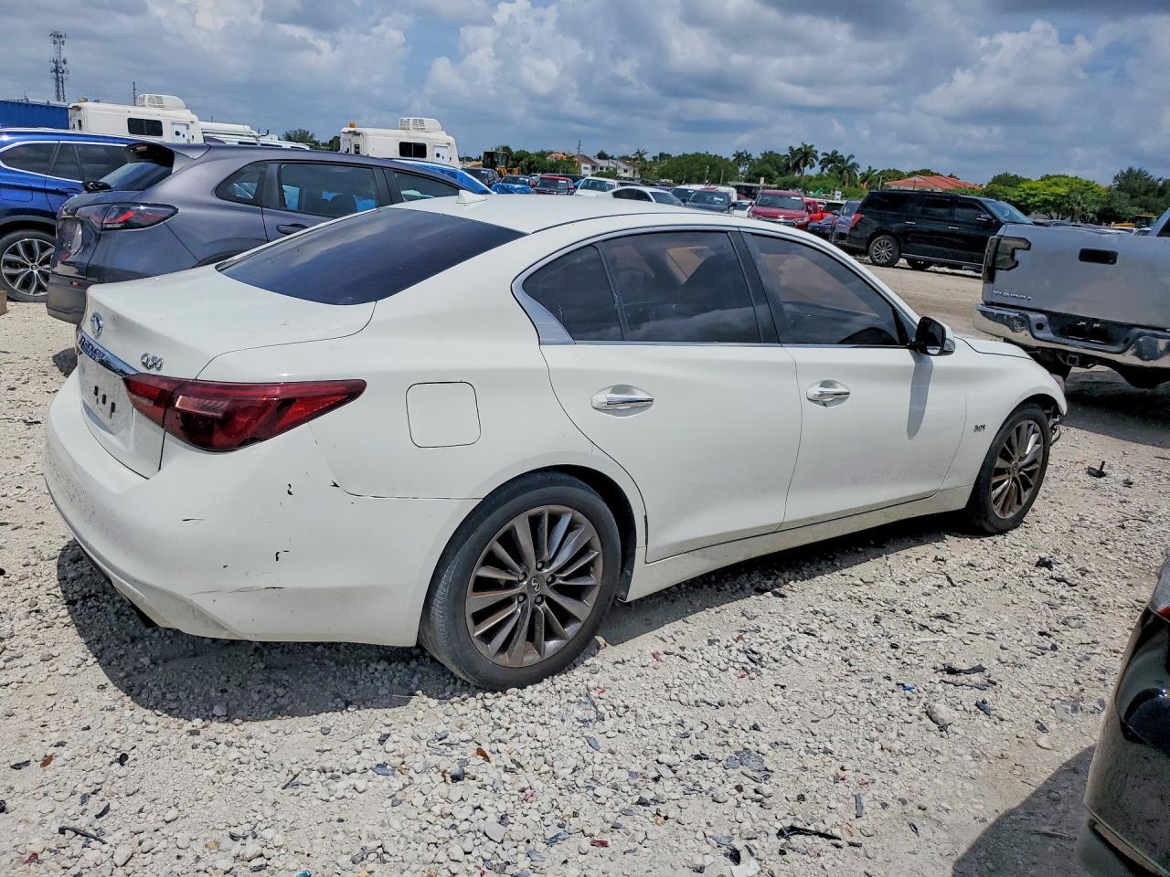 2018 Infiniti Q50 3.0T Luxe - Фото 3