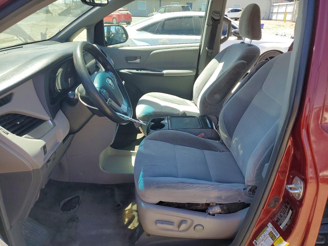 2015 Toyota Sienna Le - Image 7
