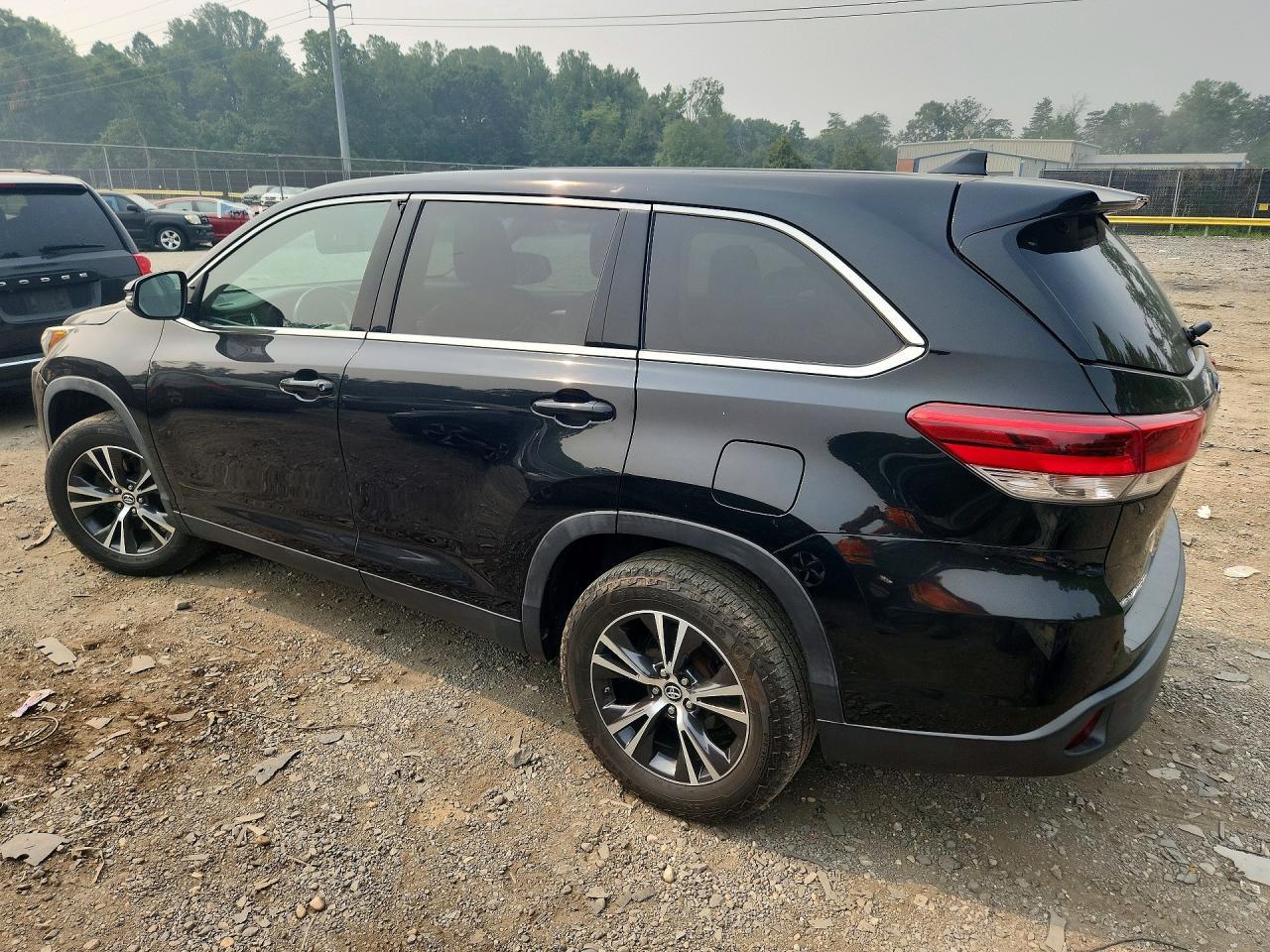 2019 Toyota Highlander Le Plus - Image 2