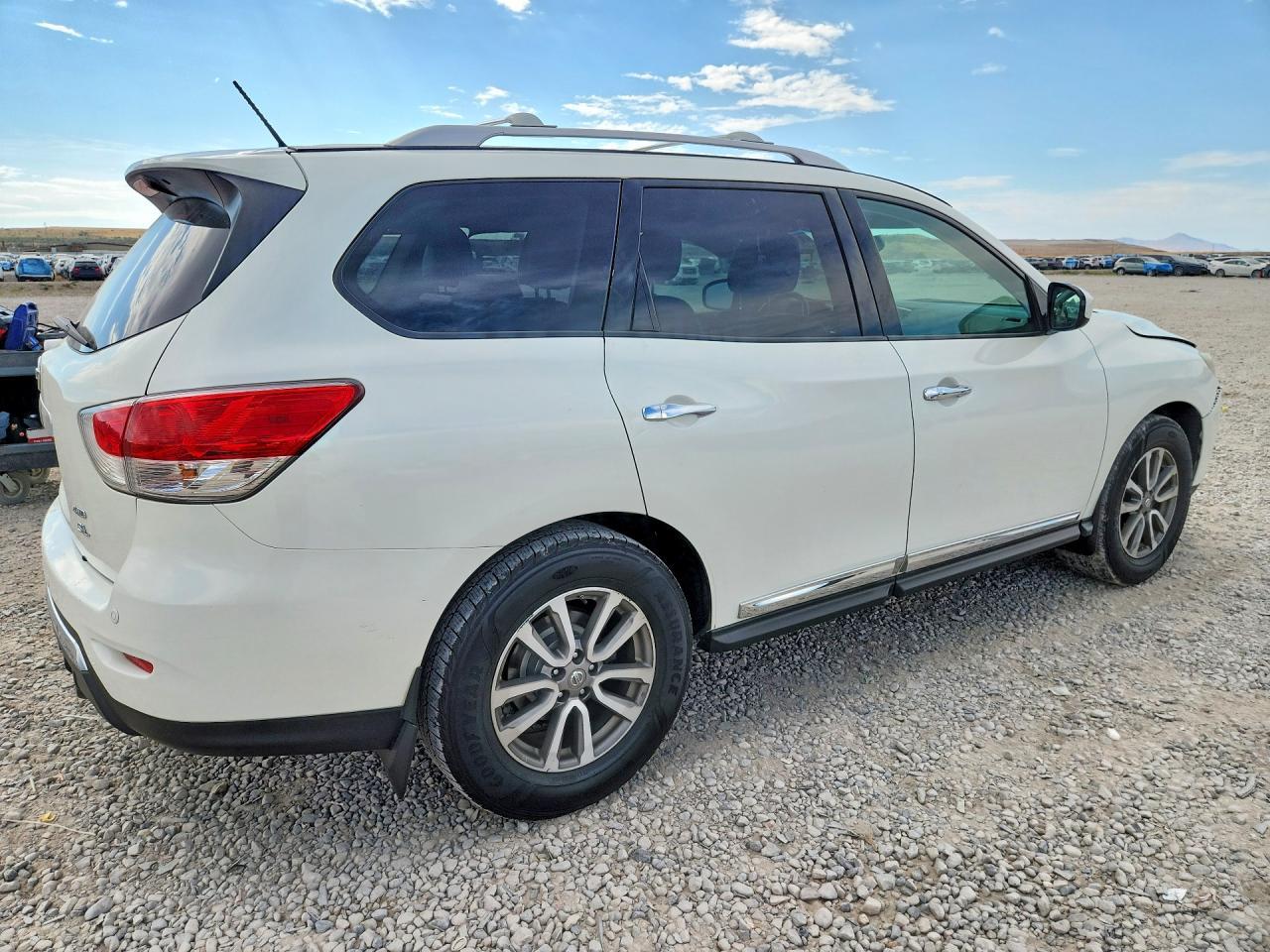 2015 Nissan Pathfinder S - Image 3