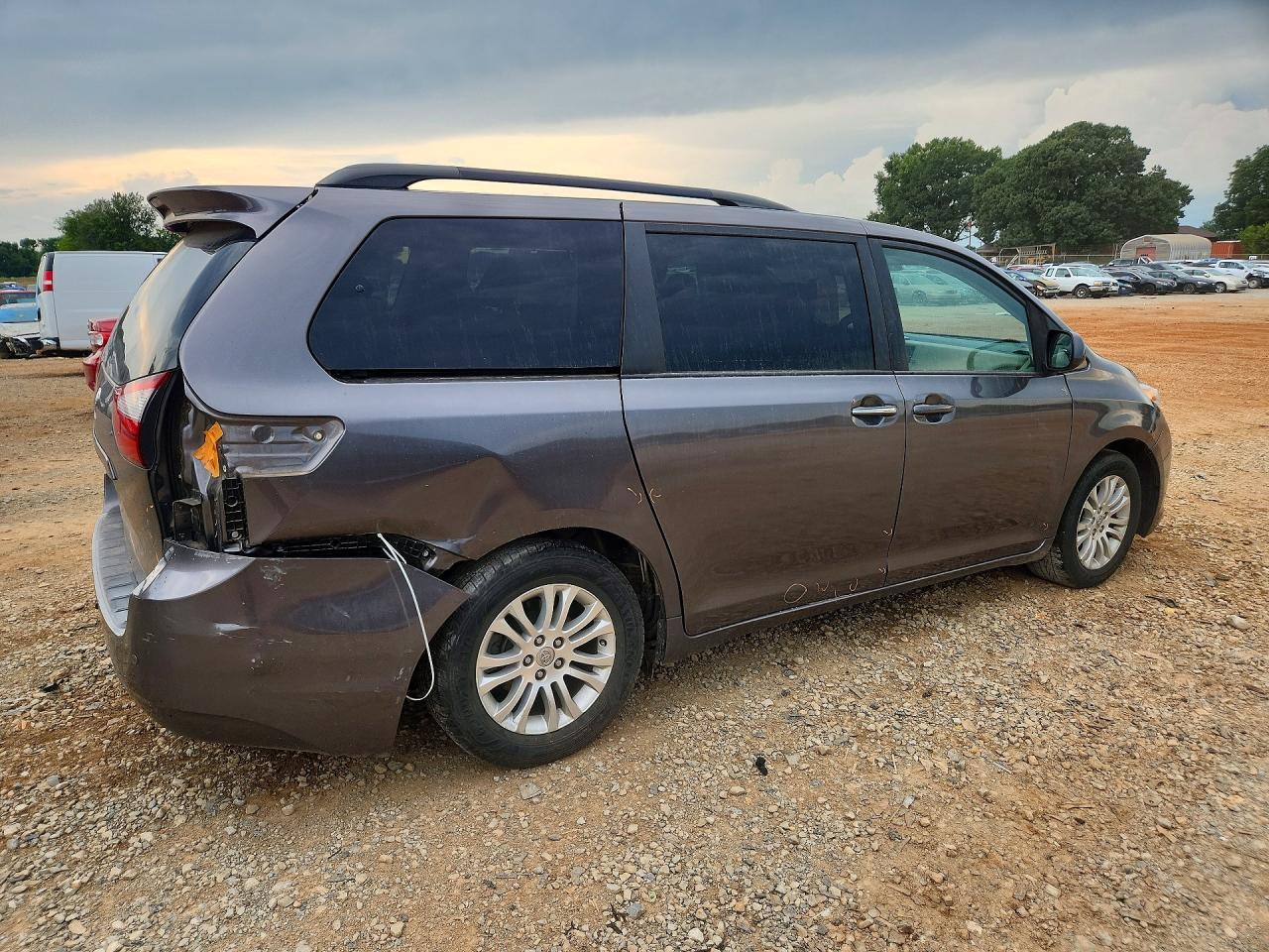 2016 Toyota Sienna Xle 8-Passenger - Фото 3