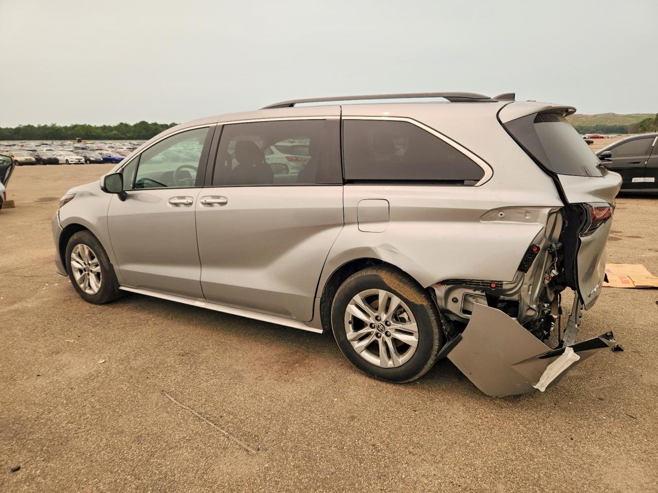2025 Toyota Sienna Xle 7-Passenger - Image 2