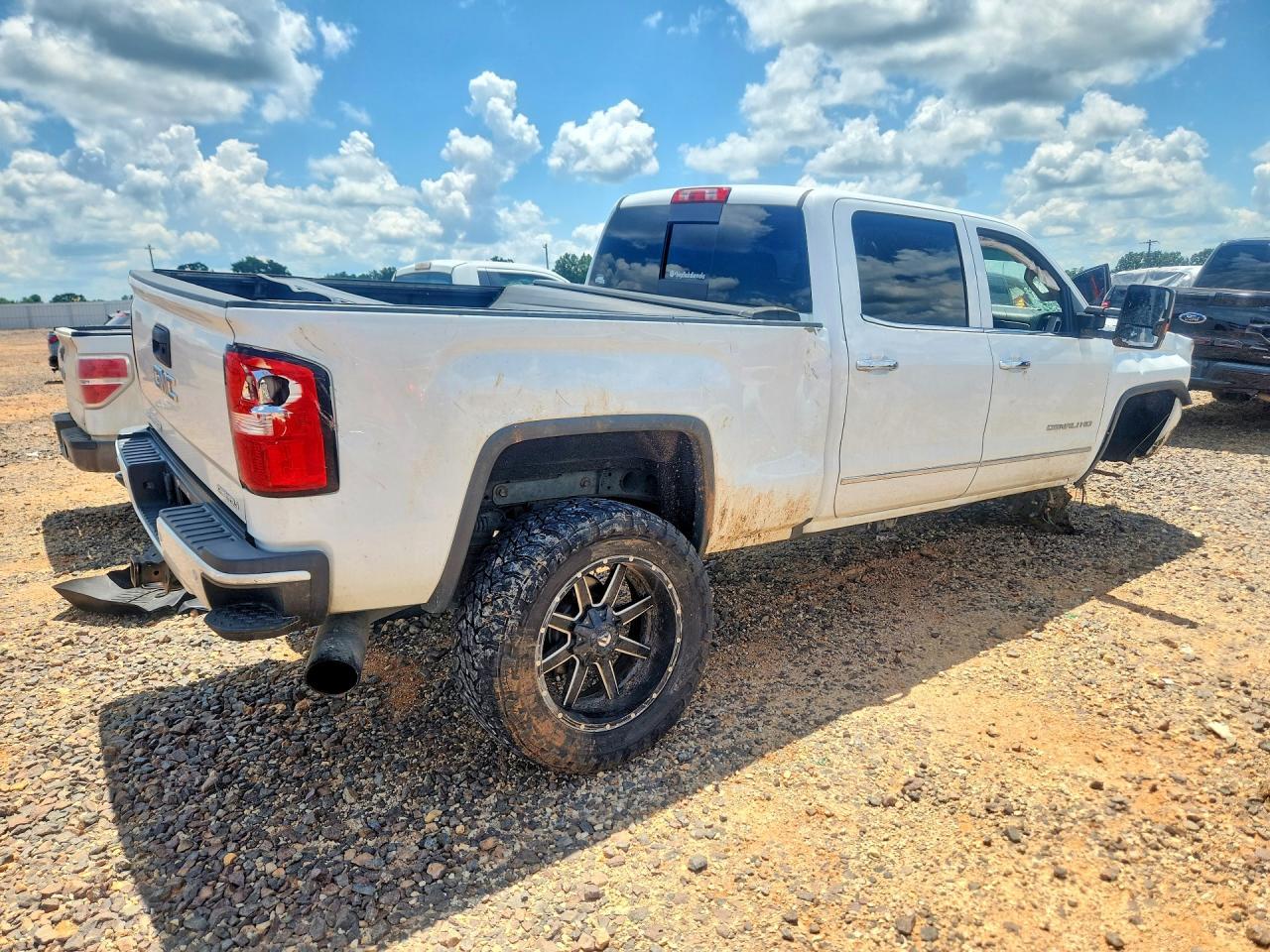 2016 GMC Sierra K2500 Denali - Image 3