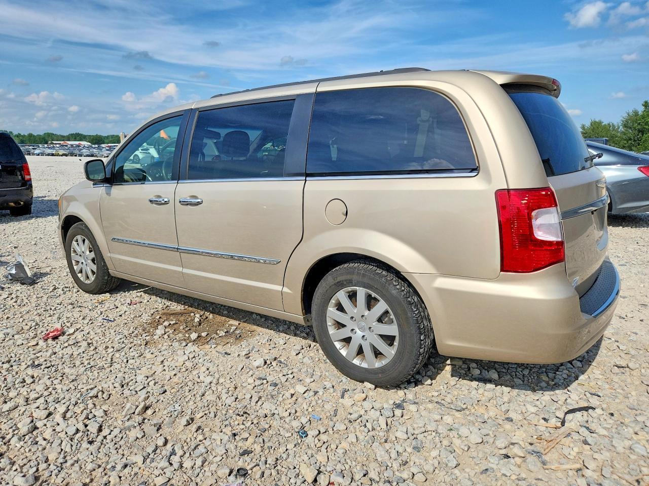 2016 Chrysler Town & Country Touring - Image 2