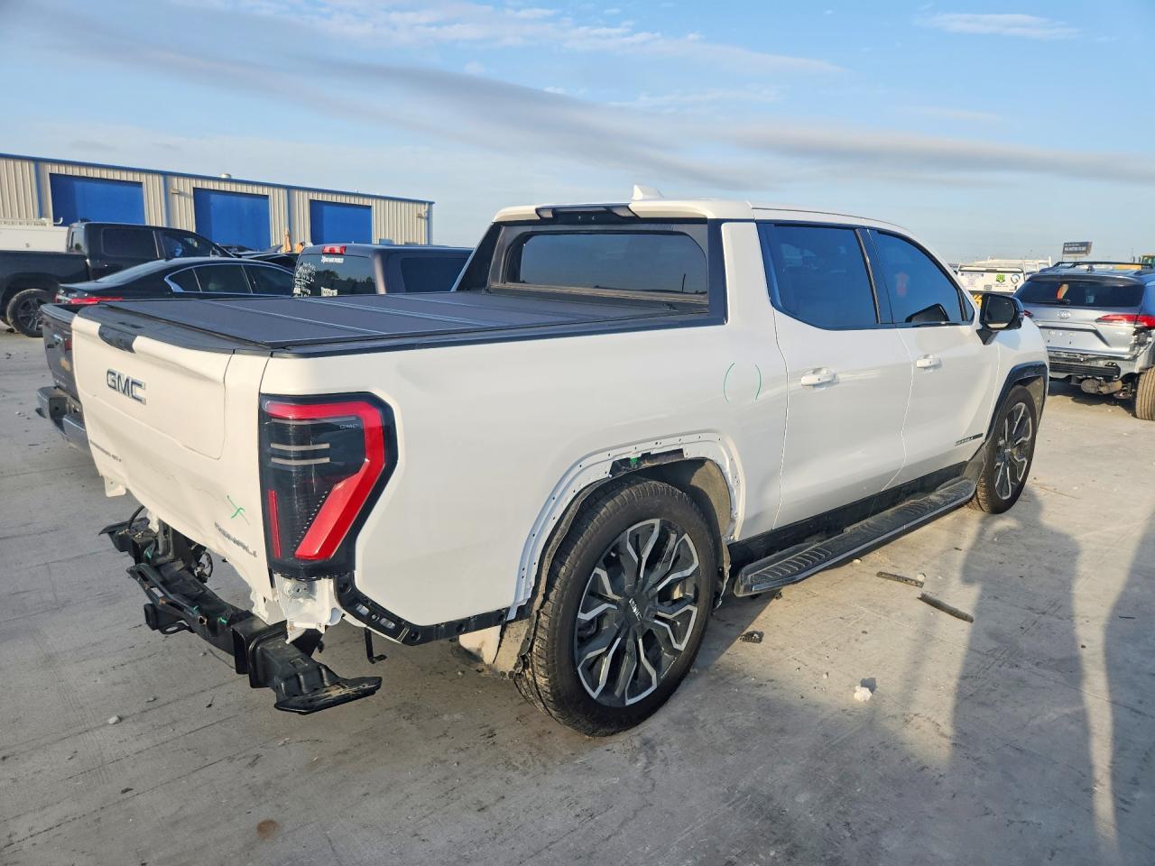 2025 GMC Sierra - Image 3
