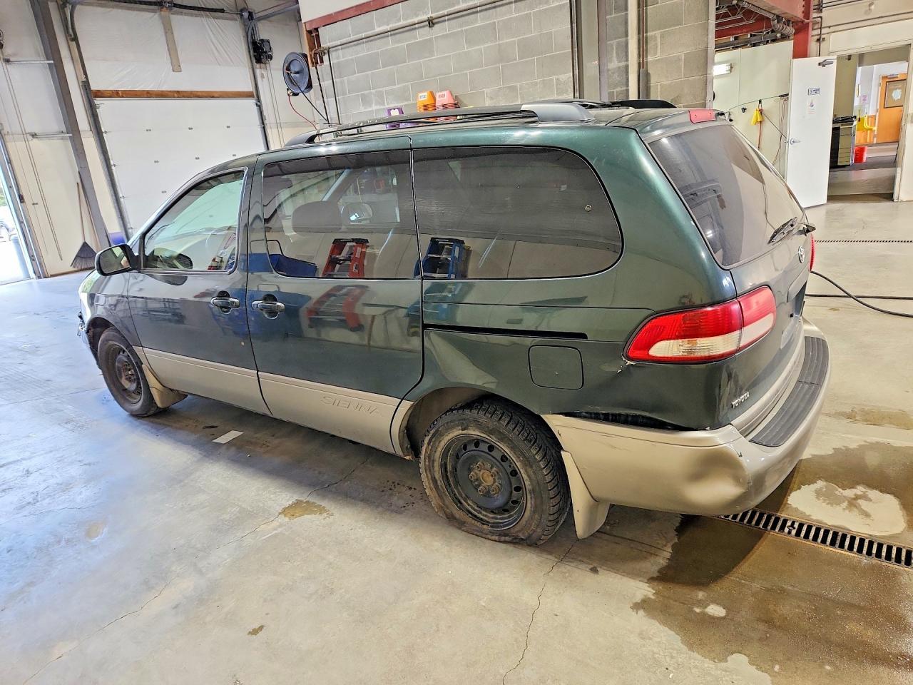 2001 Toyota Sienna Le - Фото 2