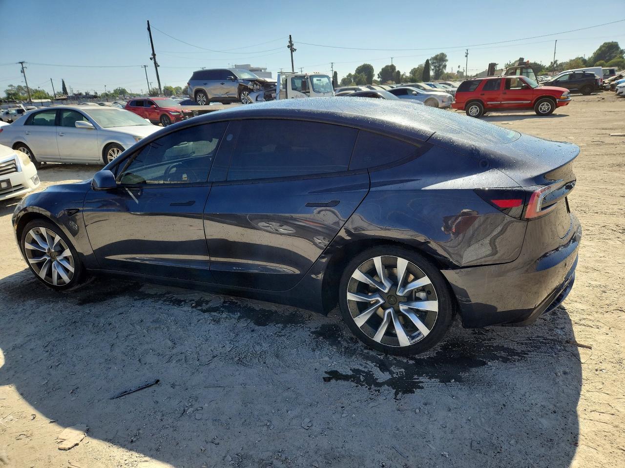 2026 Tesla Model 3 - Фото 2