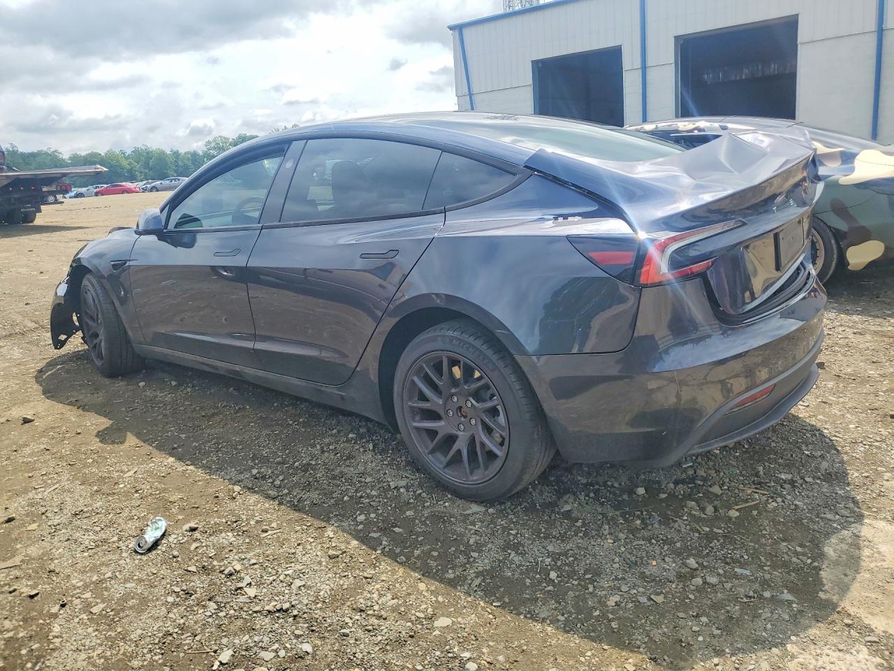 2025 Tesla Model 3 - Фото 2