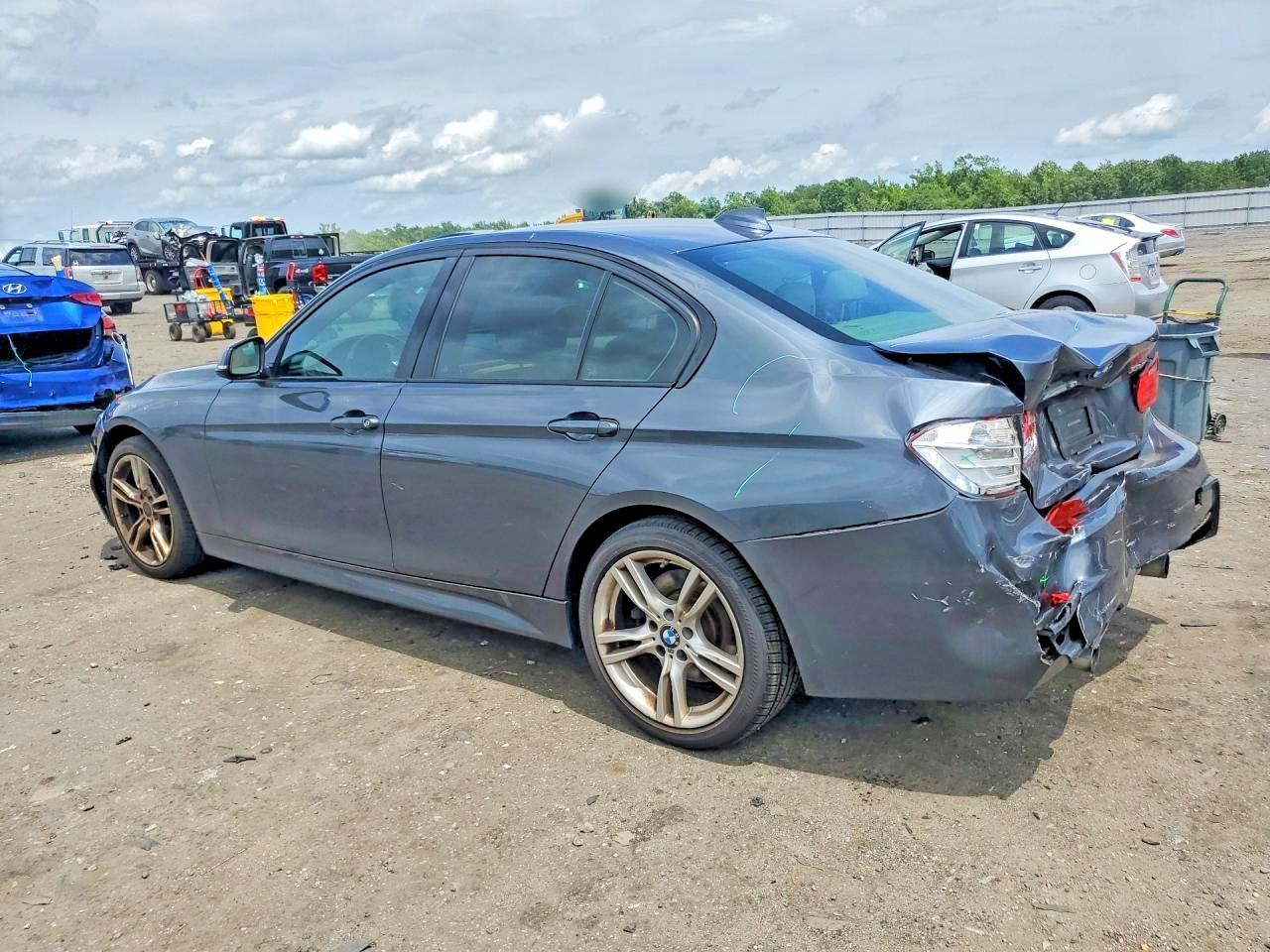 2015 BMW 335 Xi - Image 2