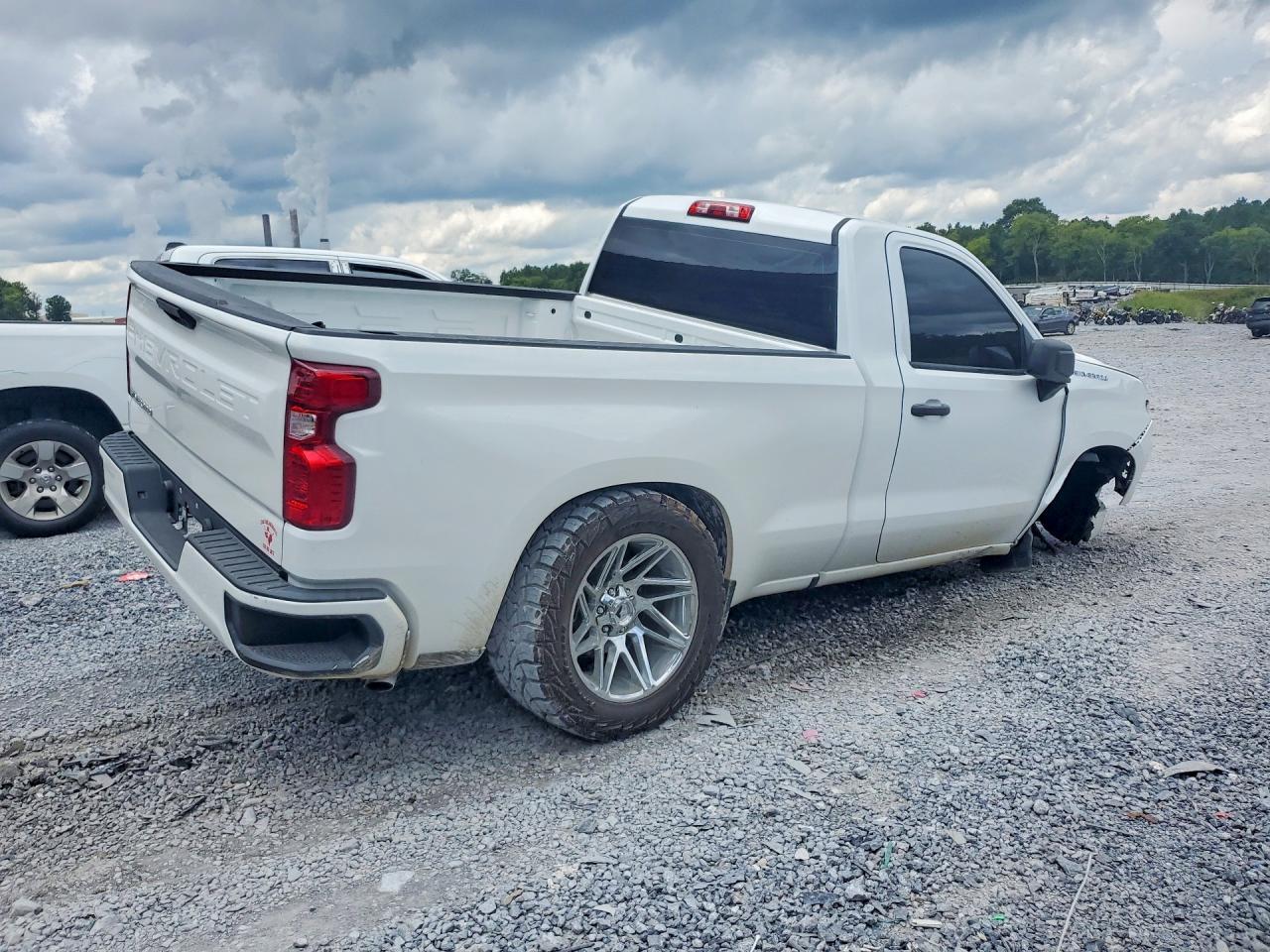 2023 Chevrolet Silverado C1500 - Фото 3