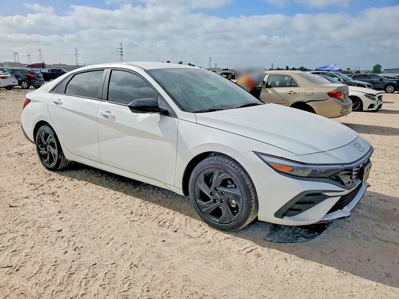 2026 Hyundai Elantra Sel Sport - Image 4