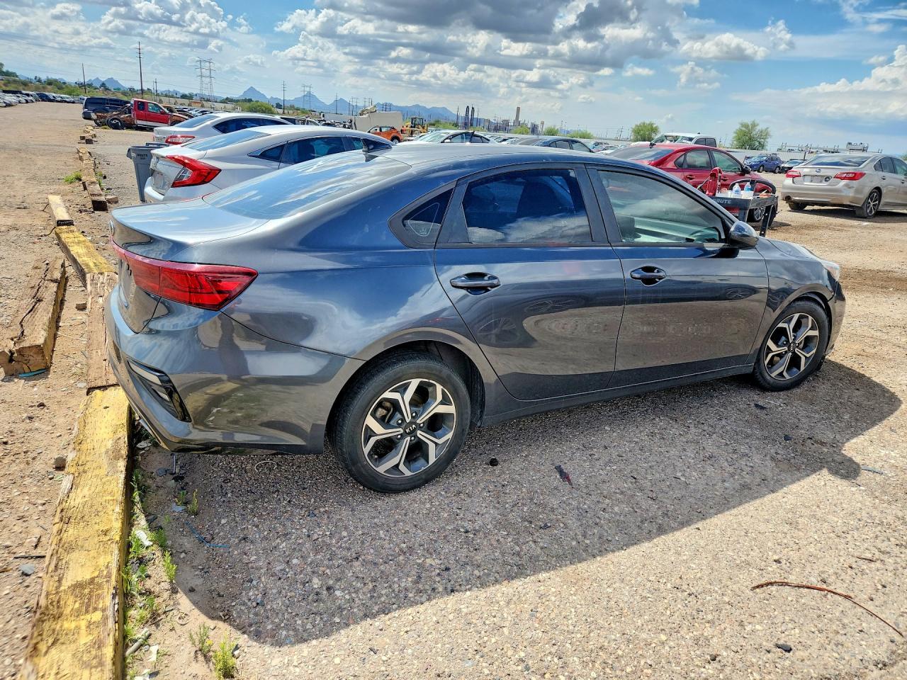2021 Kia Forte Lxs - Фото 3