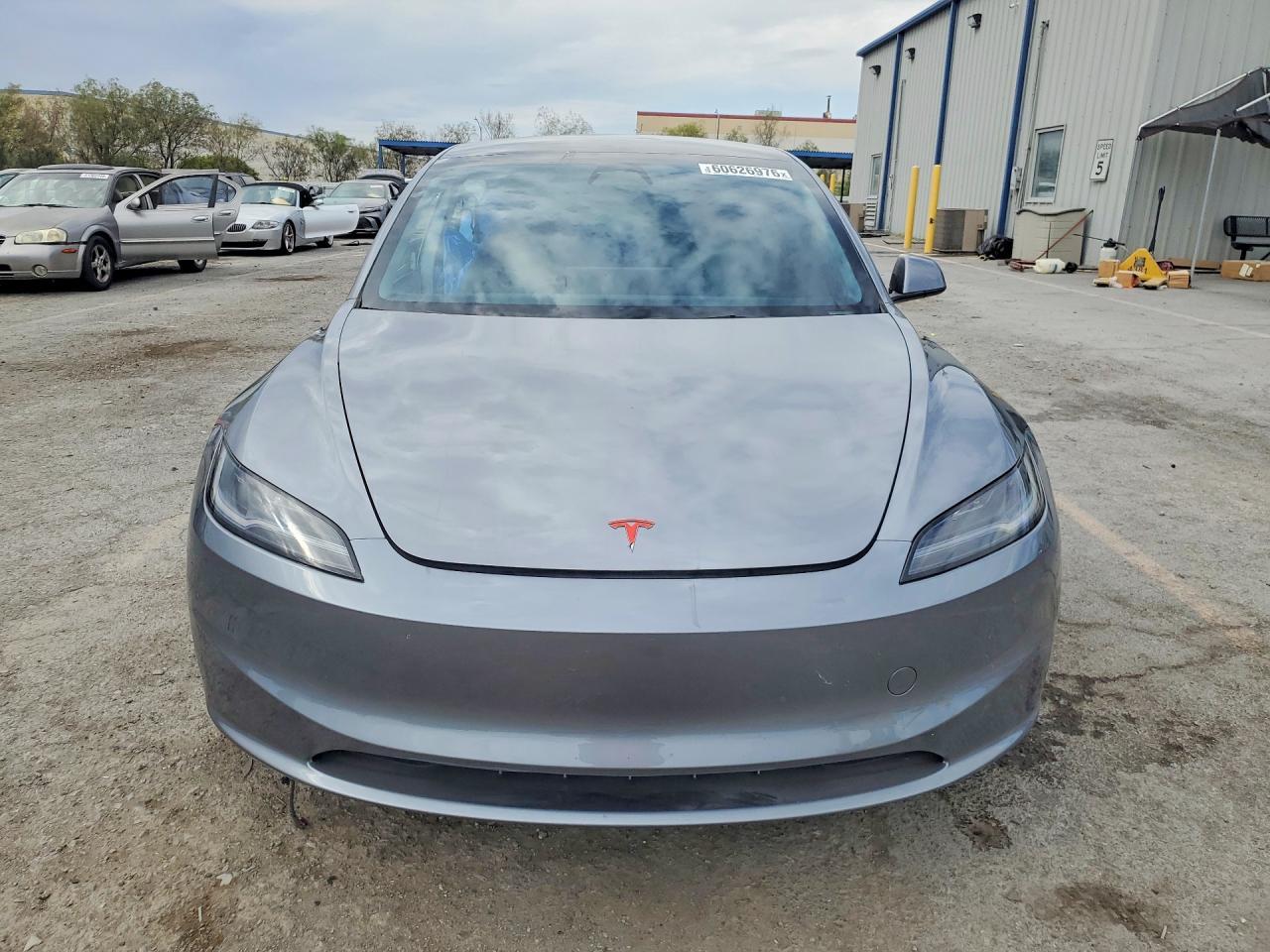 2025 Tesla Model 3 - Фото 5