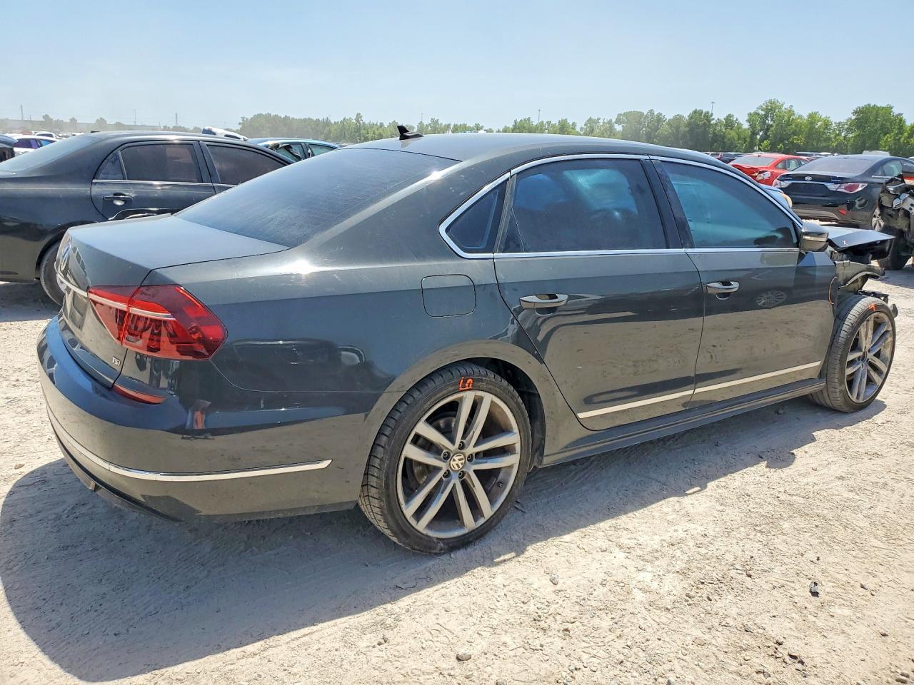 2017 Volkswagen Passat R-Line - Фото 3