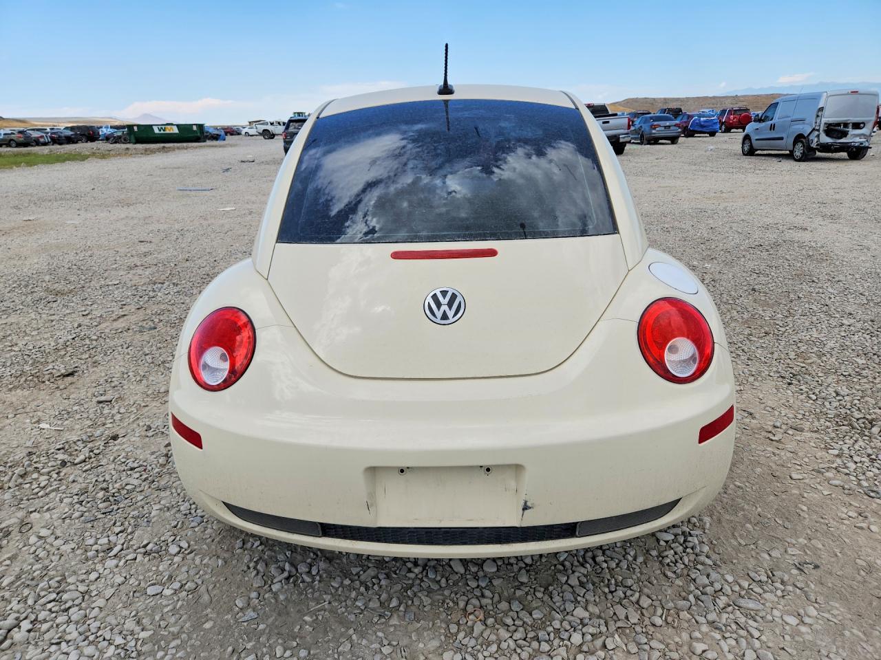 2009 Volkswagen New Beetle S - Image 6