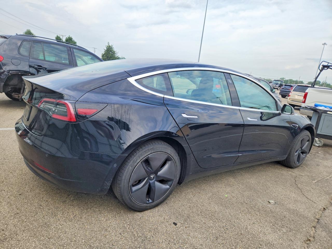 2019 Tesla Model 3 - Фото 3