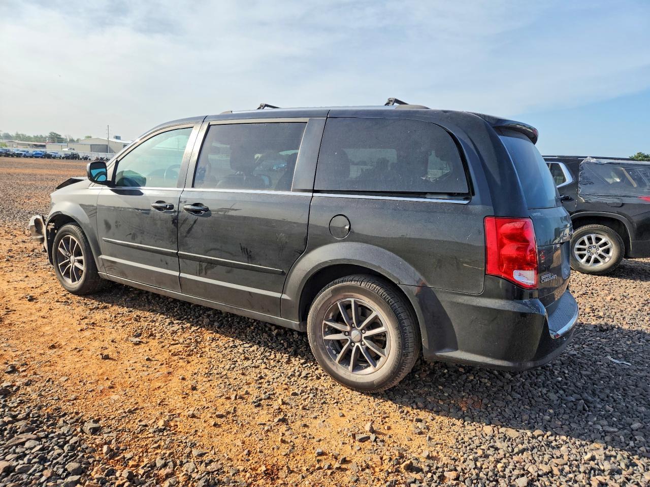 2017 Dodge Grand Caravan Sxt - Image 2