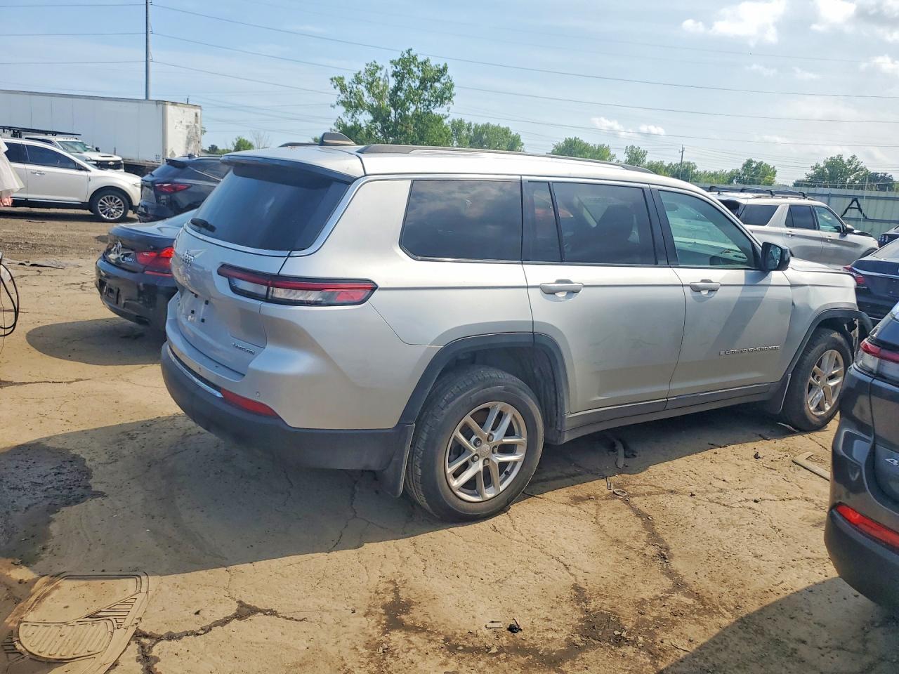 2023 Jeep Grand Cherokee L Laredo - Image 3