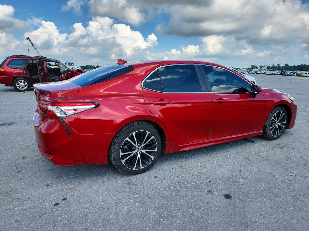2020 Toyota Camry Se - Фото 3