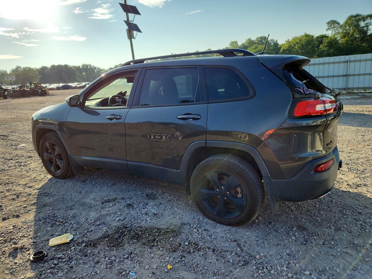 2016 Jeep Cherokee Latitude - Image 2