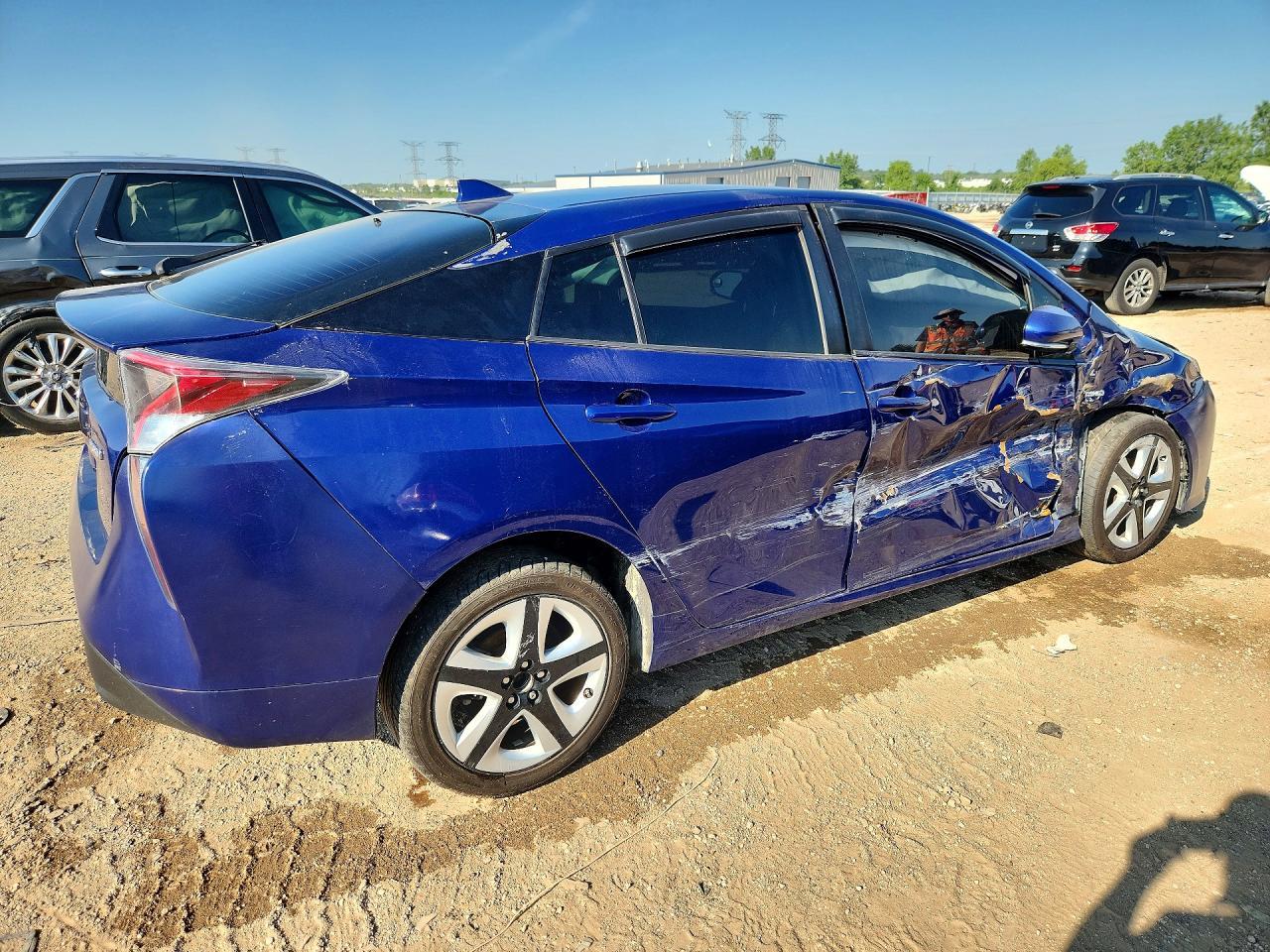 2016 Toyota Prius Three Touring - Image 3